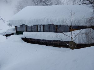 雪にうもれる黒薙温泉旅館