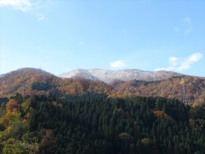 雪が積もった山頂