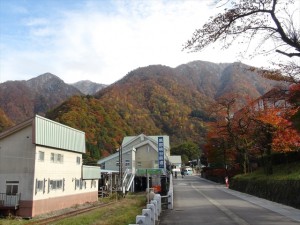 紅葉に彩られた山々