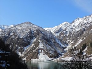 青空と残雪の山々