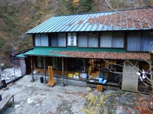 葉っぱが屋根に溜まった旅館