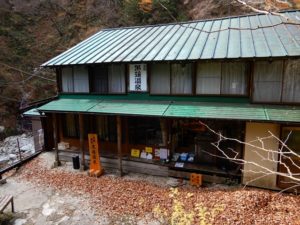 葉っぱを落とした旅館