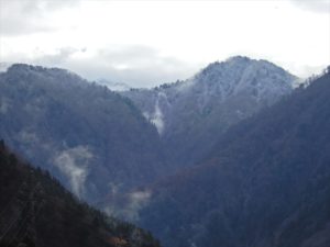 雪が降った山