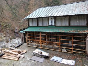 雪囲い中の旅館