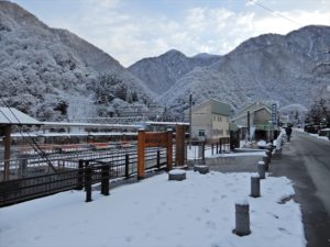 雪が積もった宇奈月温泉