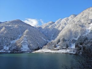 雪化粧をした山々