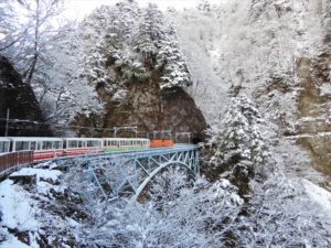 冬の黒部峡谷を走るトロッコ電車