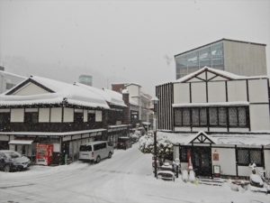 雪が降る宇奈月温泉