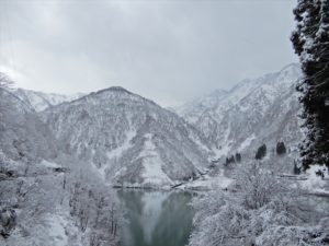 雪で白くなった山々