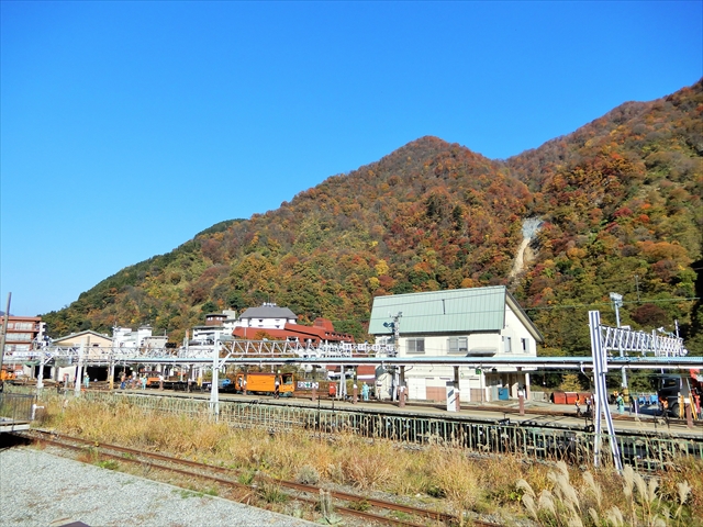 宇奈月温泉街の紅葉