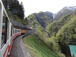 新緑の山々とトロッコ電車