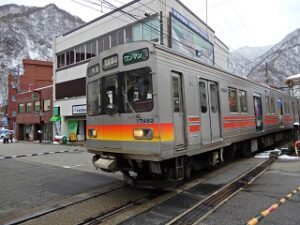 宇奈月温泉開湯100周年記念ラッピング電車