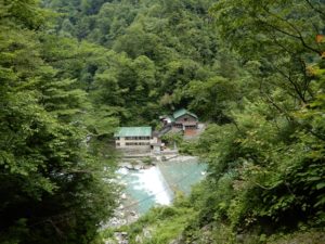 水源地から撮った黒薙温泉旅館