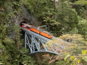 後曳橋を渡るトロッコ電車