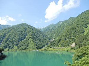 宇奈月ダム湖と山々