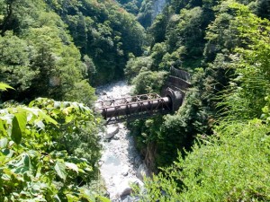 大きな管の構造物