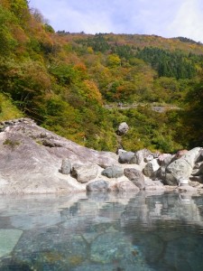 大露天風呂からの紅葉