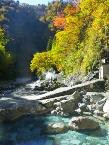 大露天風呂からの紅葉