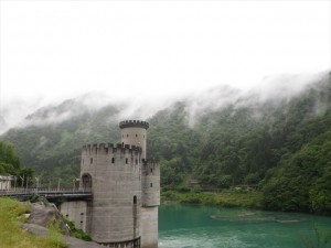 雲に覆われる山々