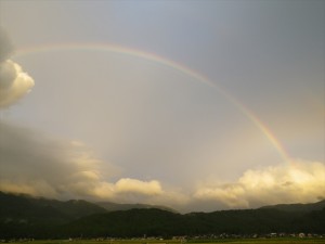 夕焼け空にかかる虹