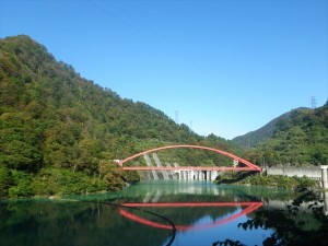 宇奈月ダムの湖面橋