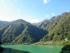 宇奈月ダム湖と僧ヶ岳