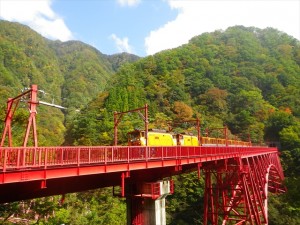 新山彦橋を渡るトロッコ電車