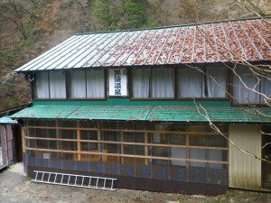 雪囲いされた旅館正面