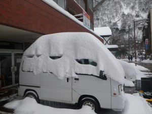 車に積もった雪