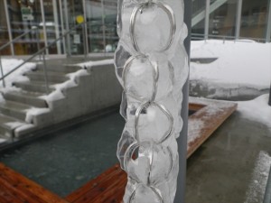 氷漬けになった鎖樋