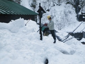 旅館の裏の除雪