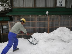 旅館の正面の除雪