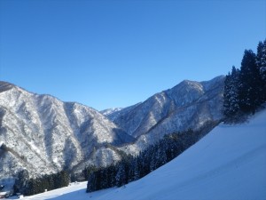 雪に覆われた山々