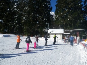 スキー練習会をする子供たち