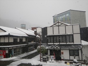 雪のふる宇奈月温泉街