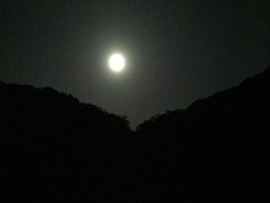 湯霧の滝の上の月