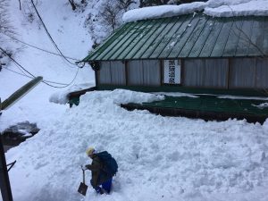 雪の積もった黒薙温泉旅館