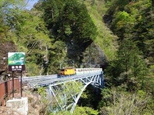 後曳橋を渡るトロッコ電車