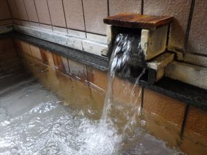 湯口からあふれる温泉