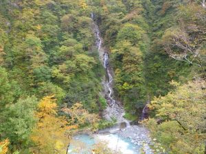 山道歩道から見た湯霧の滝