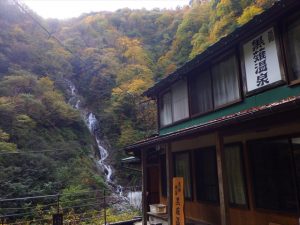 旅館と湯霧の滝