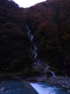 早朝の湯霧の滝