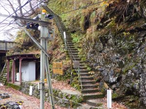 山道歩道の登り口