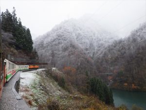 雪景色とトロッコ電車