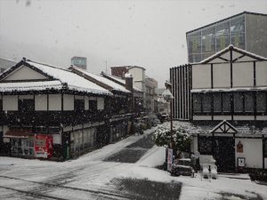 雪の降る宇奈月温泉