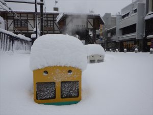 地鉄駅前のベンチ