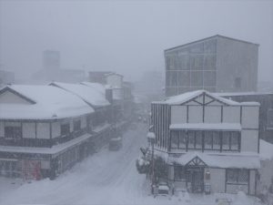 雪で真っ白な宇奈月温泉